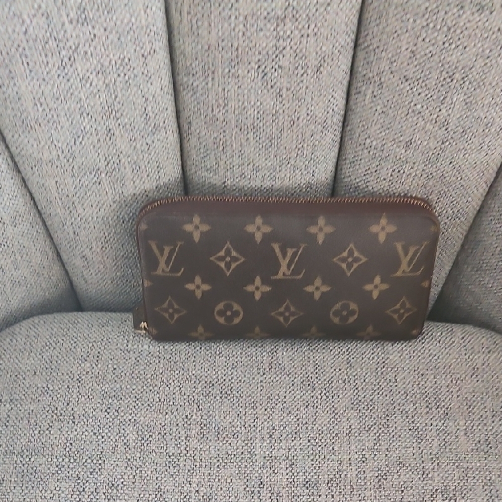 Authentic Louis Vuitton Tan and Brown Monogram Zipper Wallet 8x4 - Picture 16 of 16